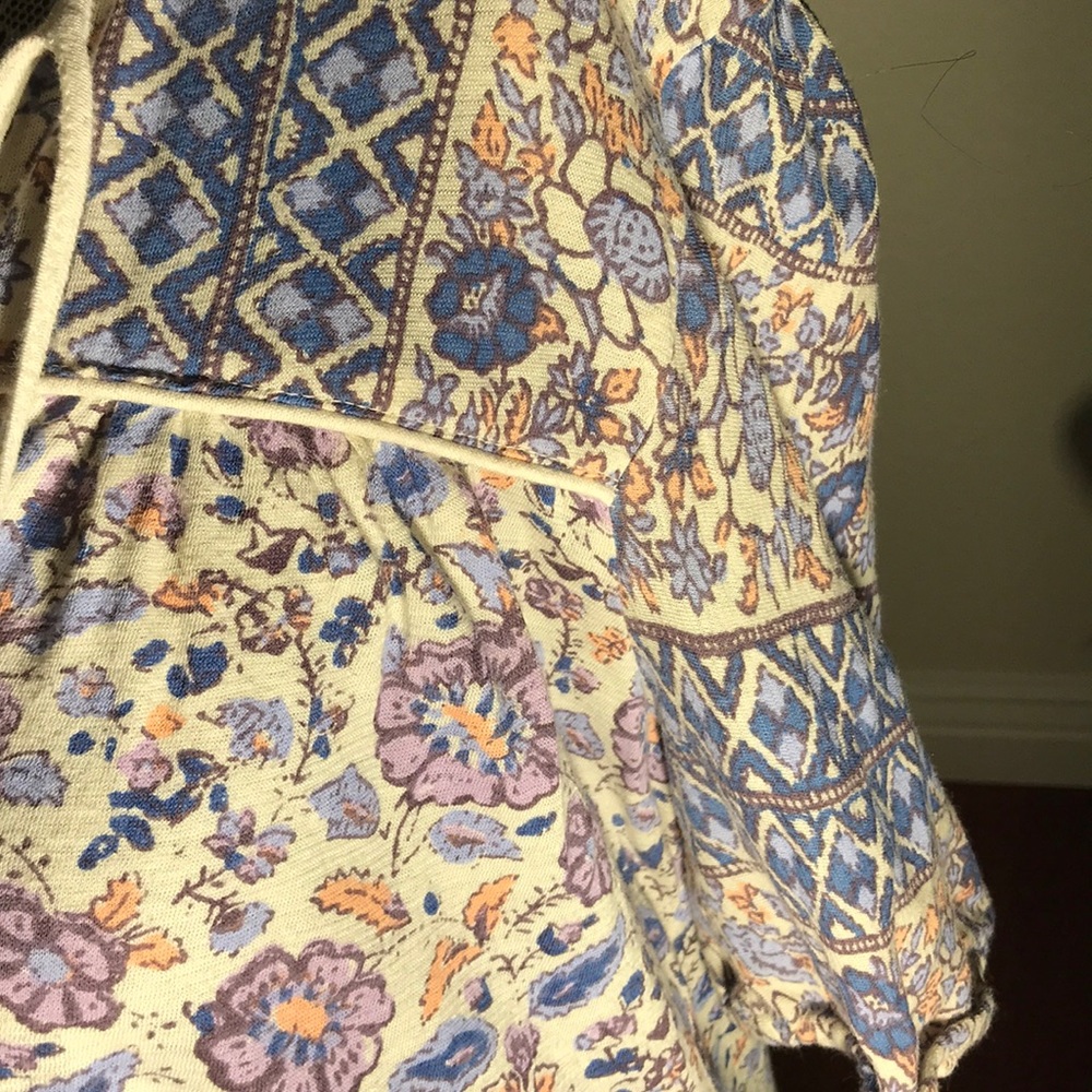 🔴- Lucky Brand Short Sleeve Top - Picture 4 of 6